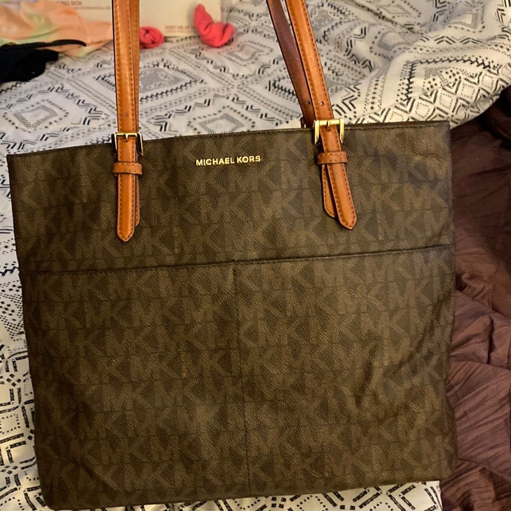 NWOT Michael Kors purse, tote style. Very clean, stuffing still inside!